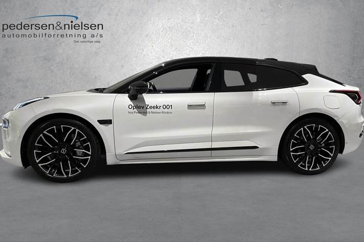 Hvid Zeekr 001 fra 2025