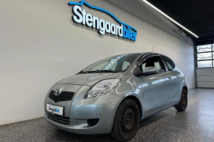 Grå Toyota Yaris fra 2006