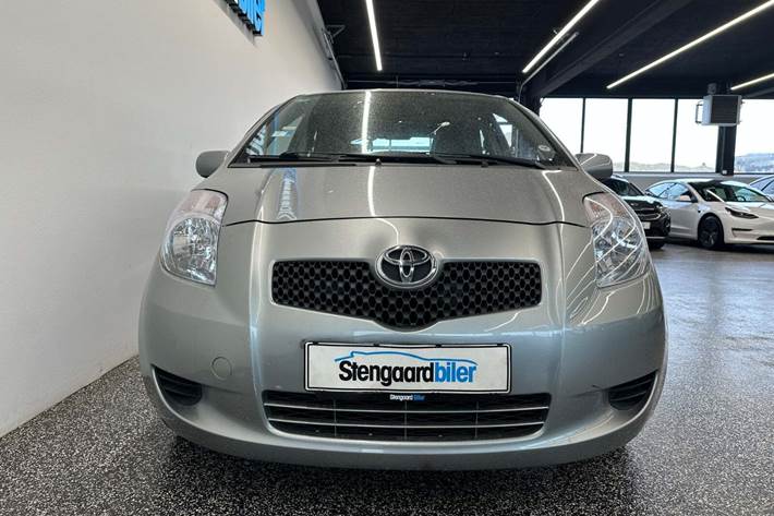 Grå Toyota Yaris fra 2006