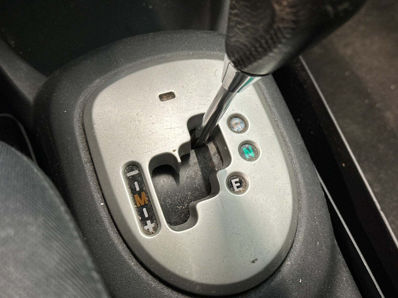 Grå Toyota Yaris fra 2006