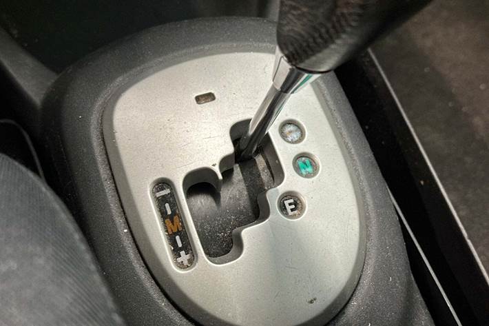 Grå Toyota Yaris fra 2006