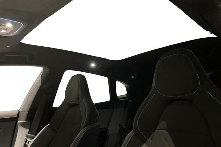 Hvid Zeekr 001 fra 2025