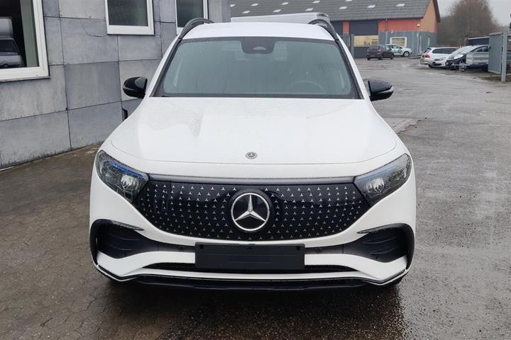 Hvid Mercedes EQB 300 fra 2024 set udefra