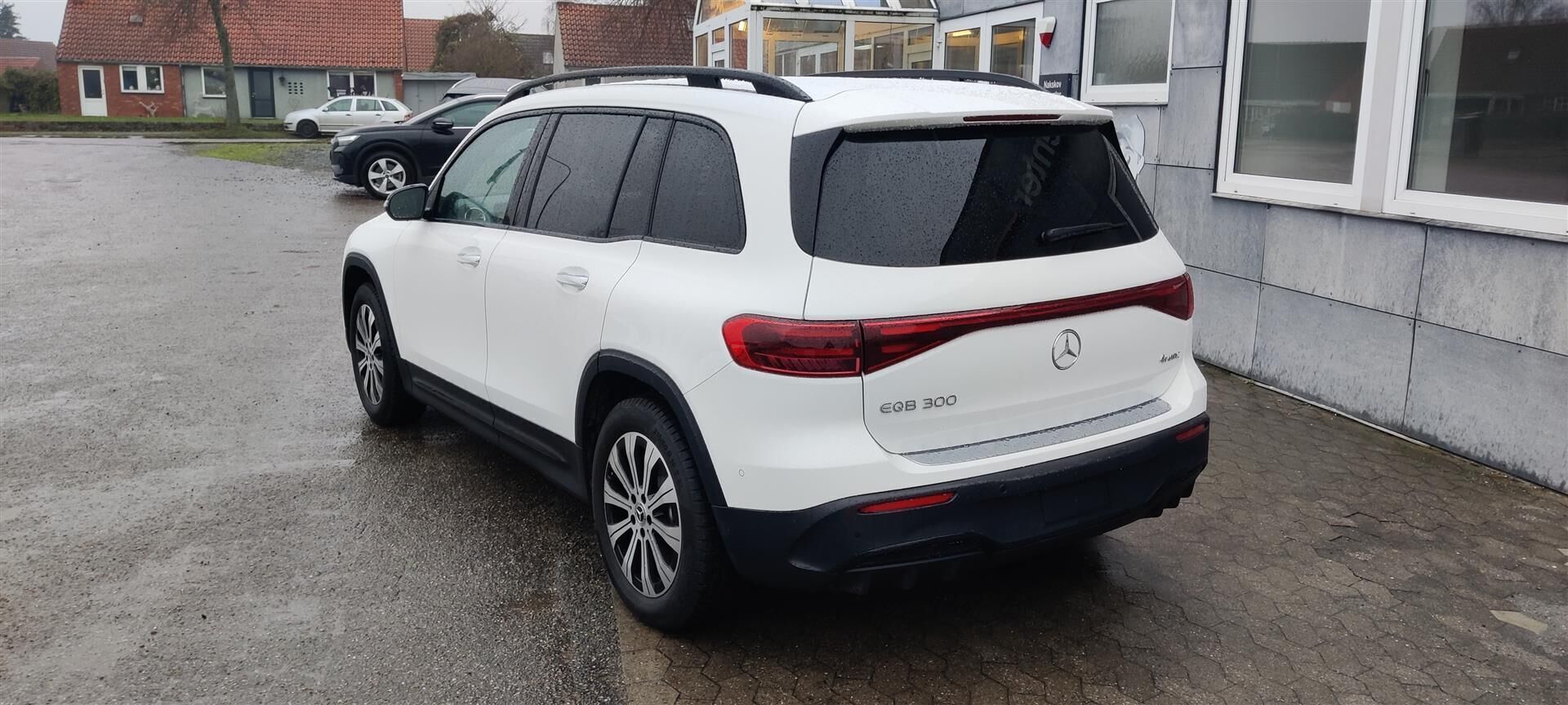Hvid Mercedes EQB 300 fra 2024 set udefra