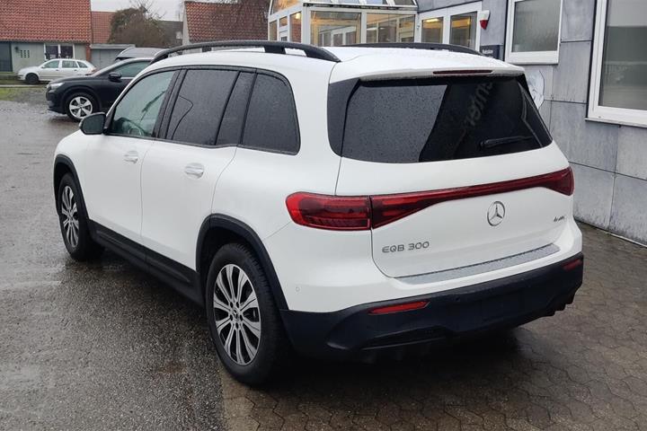 Hvid Mercedes EQB 300 fra 2024 set udefra