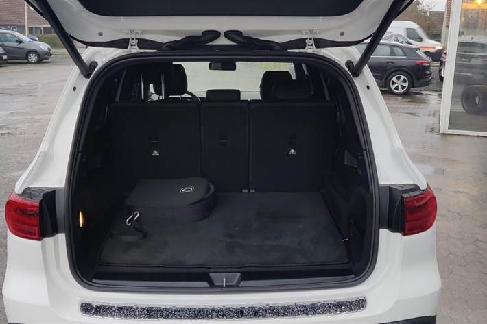 Hvid Mercedes EQB 300 fra 2024 set indefra