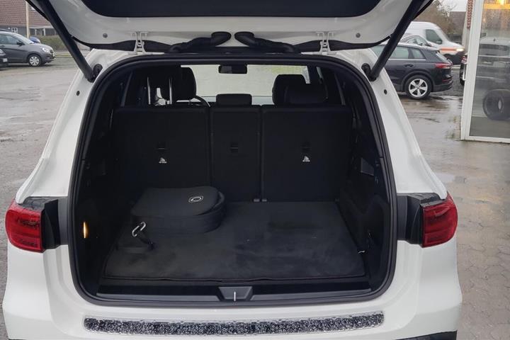 Hvid Mercedes EQB 300 fra 2024 set indefra