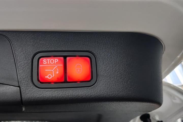 Hvid Mercedes EQB 300 fra 2024 set udefra