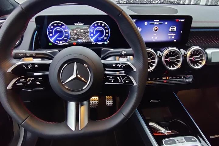 Hvid Mercedes EQB 300 fra 2024