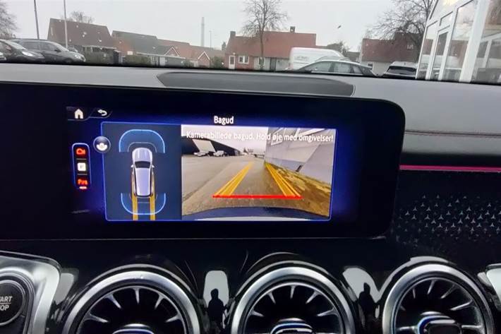 Hvid Mercedes EQB 300 fra 2024