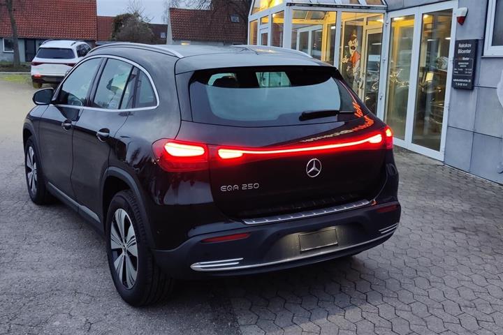 Sort Mercedes EQA 250 fra 2024