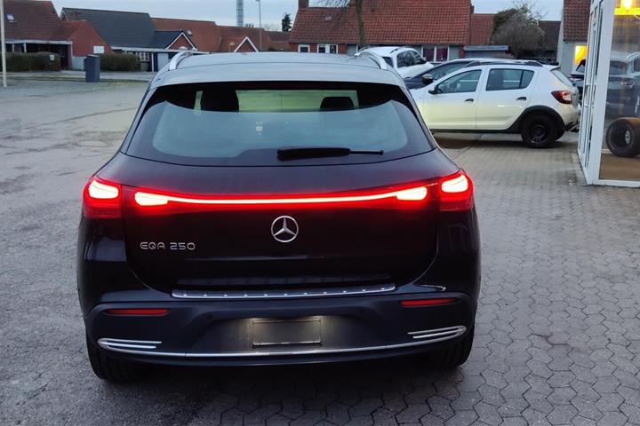 Sort Mercedes EQA 250 fra 2024