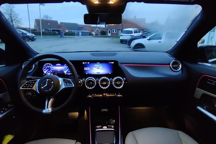Sort Mercedes EQA 250 fra 2024