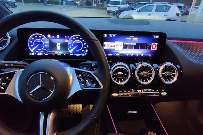 Sort Mercedes EQA 250 fra 2024