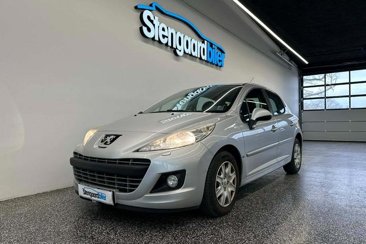 Sølv Peugeot 207 fra 2011 set udefra