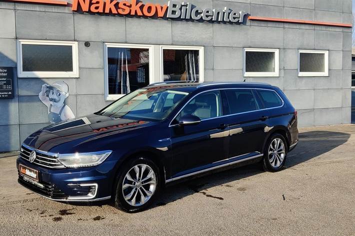 Blå VW Passat fra 2017 set udefra