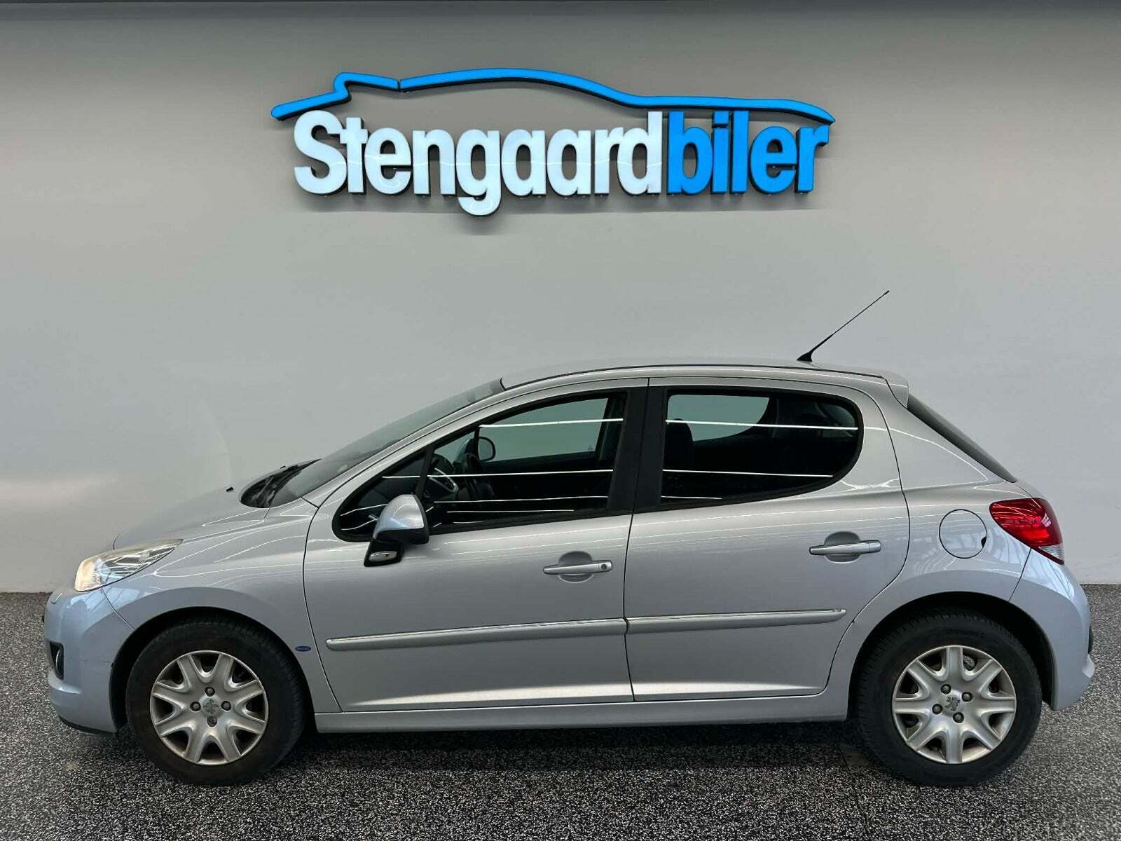 Sølv Peugeot 207 fra 2011
