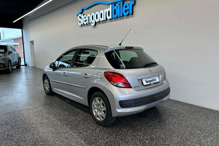 Sølv Peugeot 207 fra 2011
