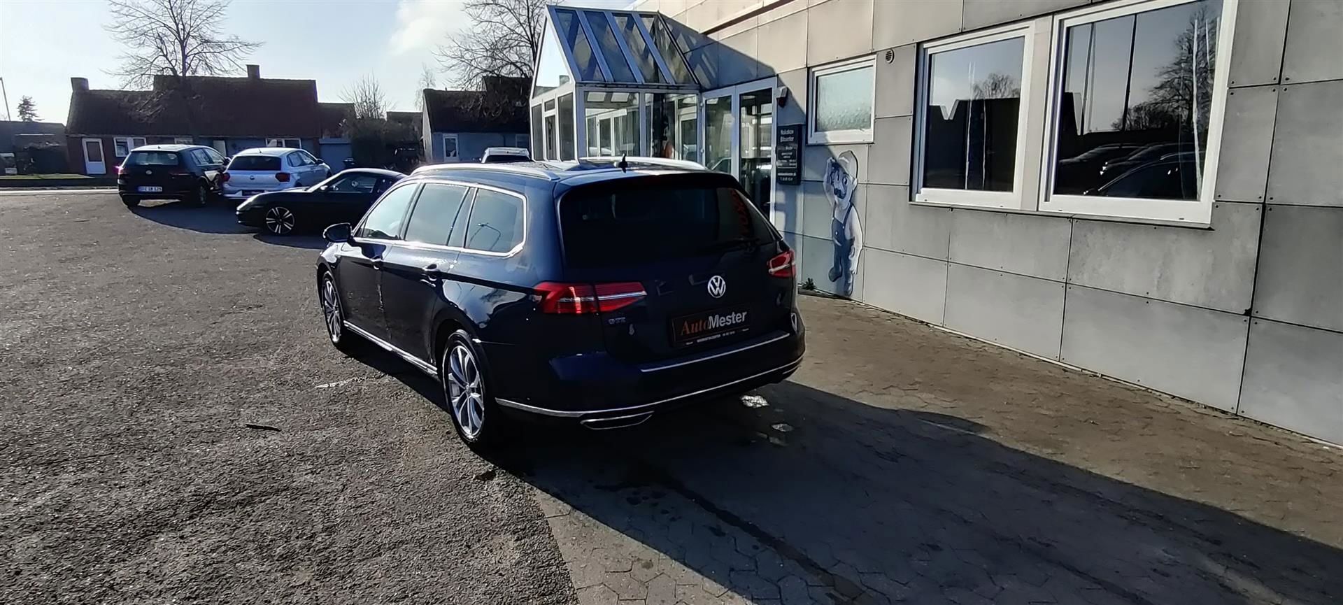 Blå VW Passat fra 2017
