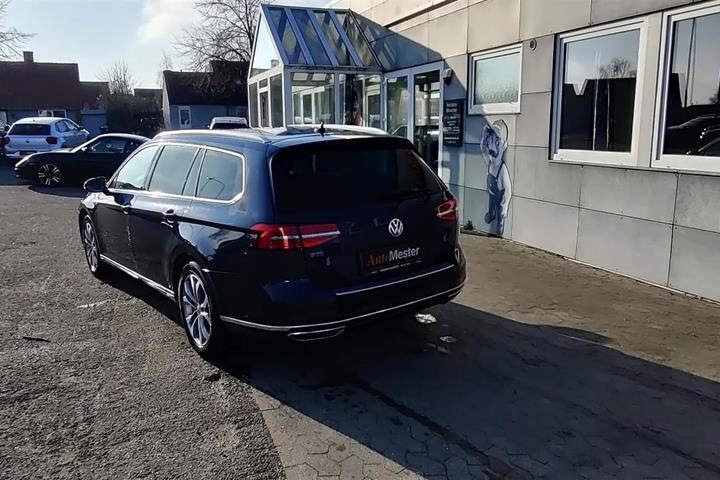 Blå VW Passat fra 2017