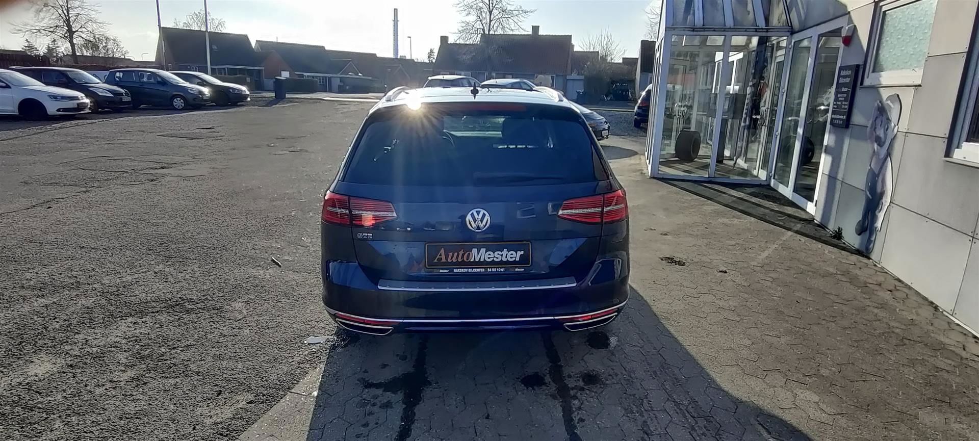 Blå VW Passat fra 2017