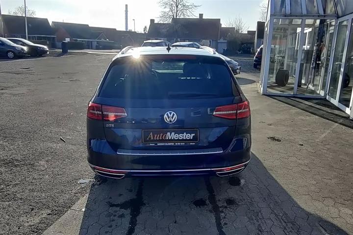 Blå VW Passat fra 2017