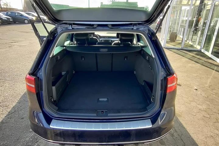 Blå VW Passat fra 2017
