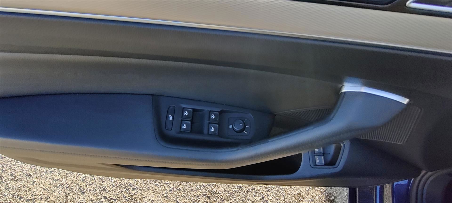 Blå VW Passat fra 2017