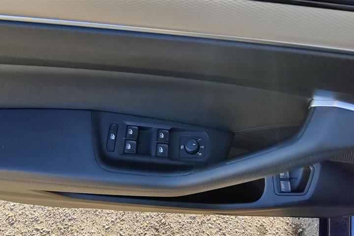 Blå VW Passat fra 2017