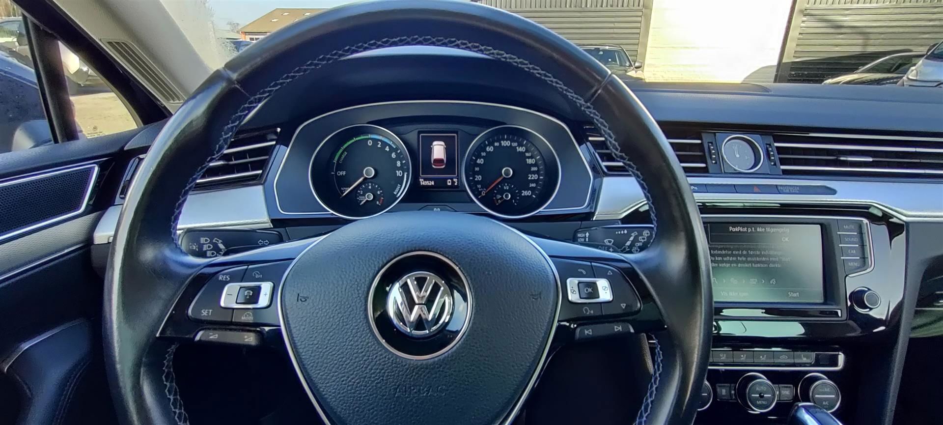 Blå VW Passat fra 2017