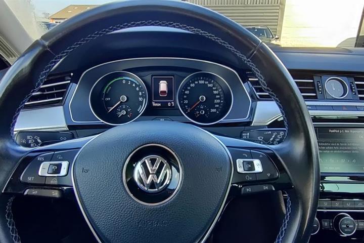 Blå VW Passat fra 2017