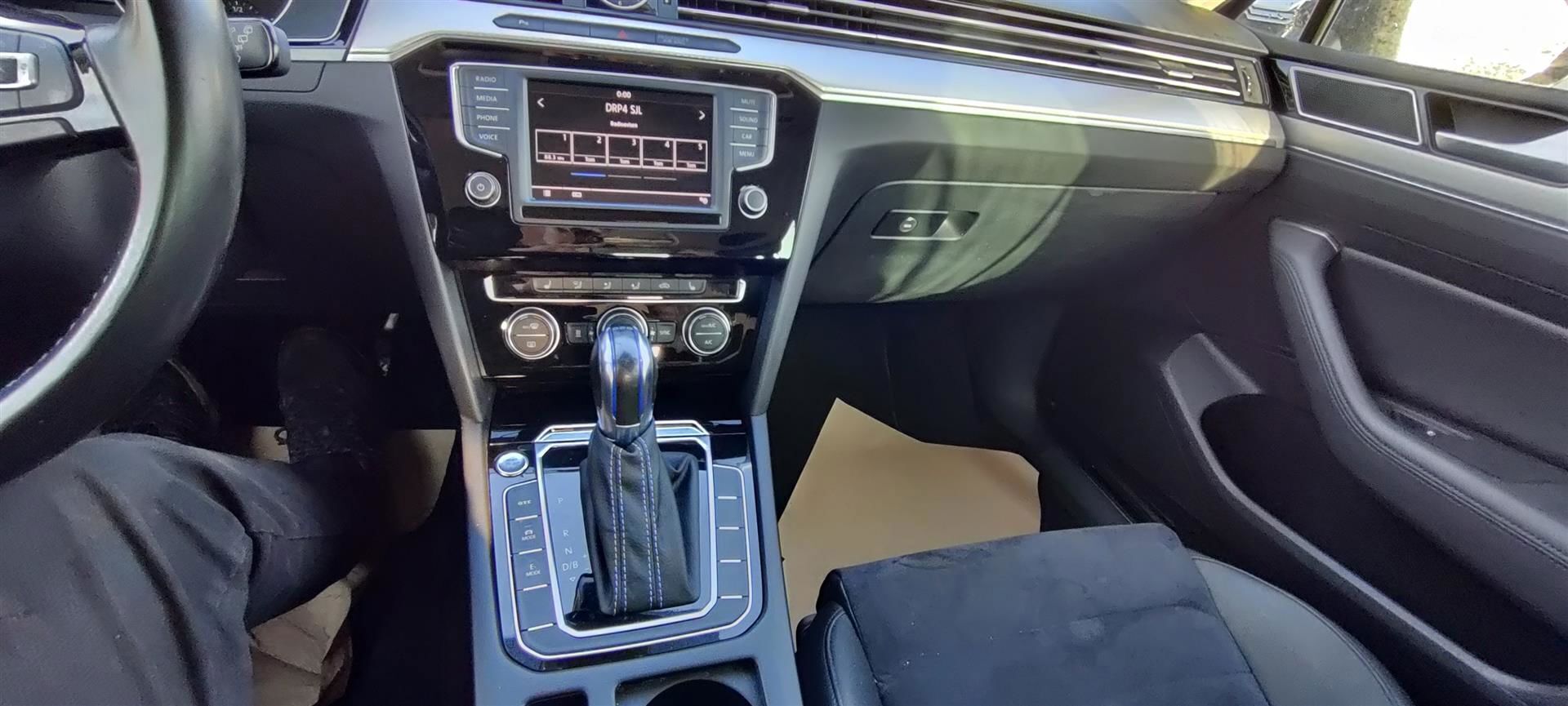 Blå VW Passat fra 2017