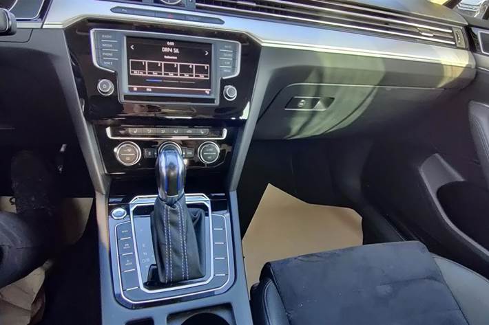 Blå VW Passat fra 2017