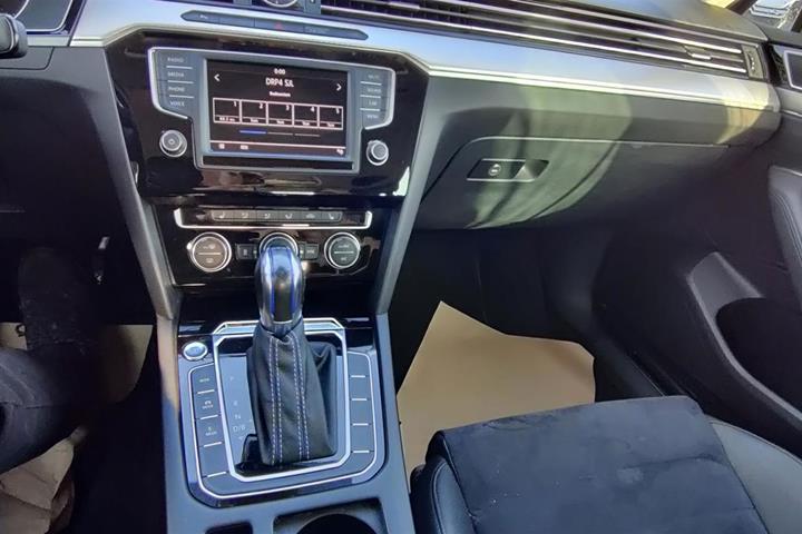 Blå VW Passat fra 2017