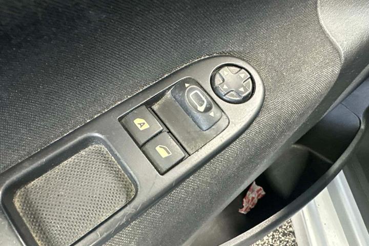 Sølv Peugeot 207 fra 2011