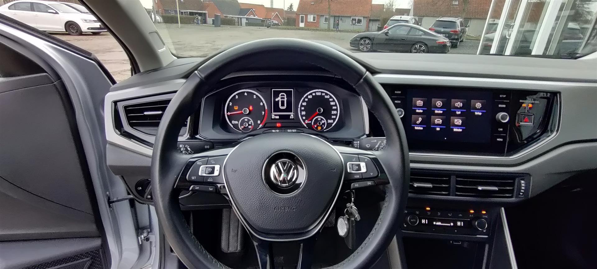 Sølv VW Polo fra 2018