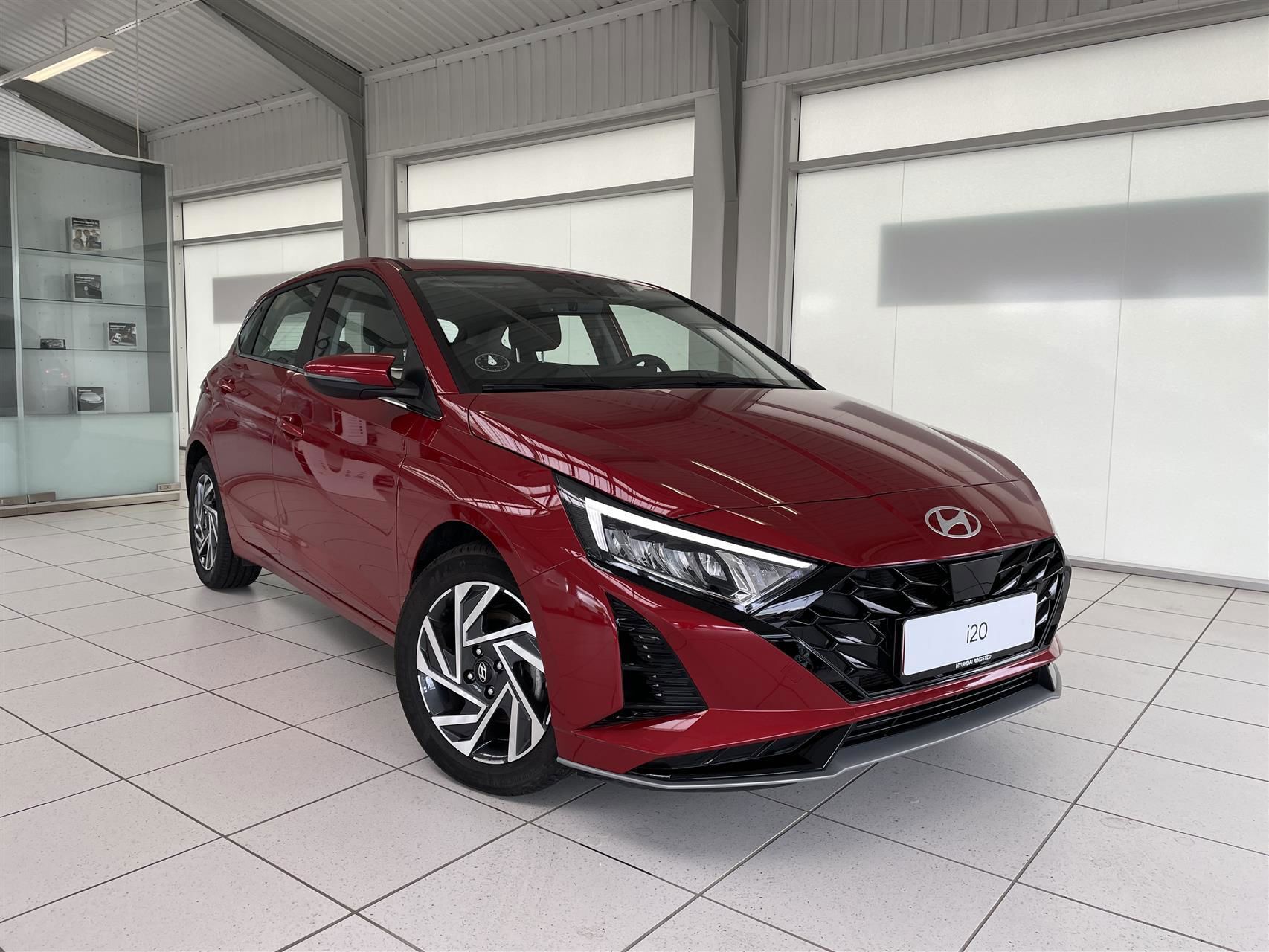 Rød Hyundai i20 fra 2024
