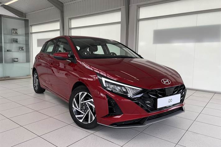 Rød Hyundai i20 fra 2024