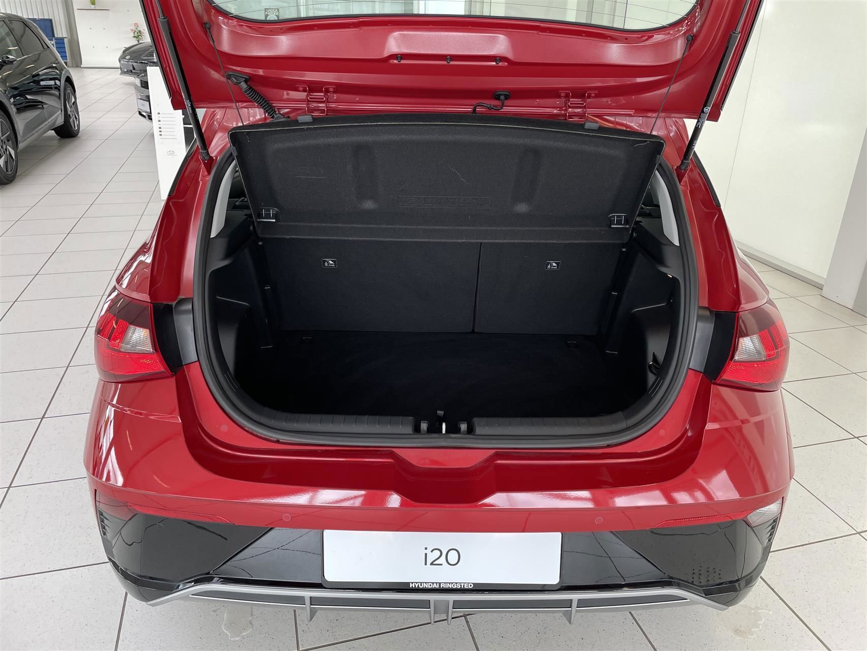 Rød Hyundai i20 fra 2024