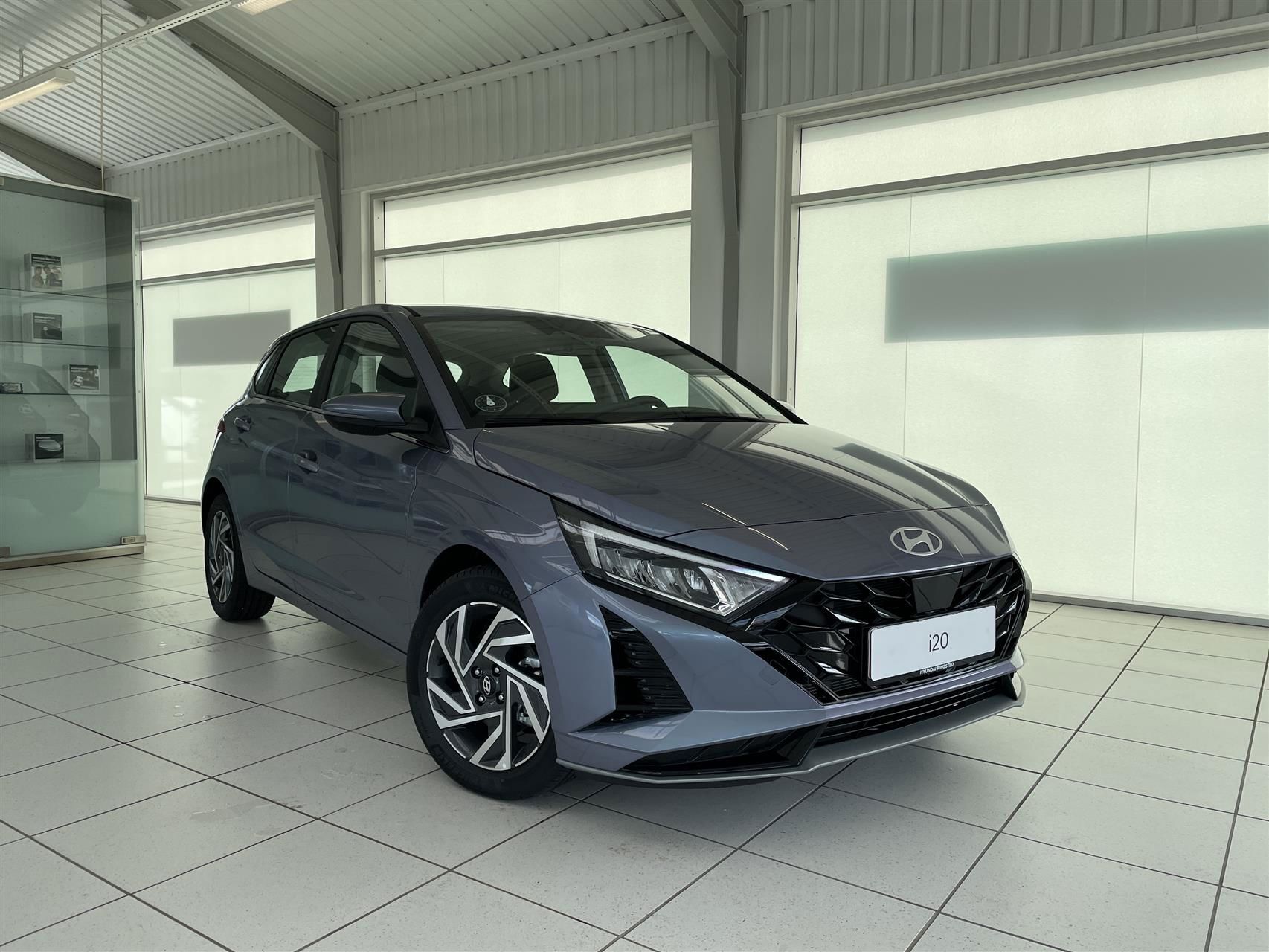 Blå Hyundai i20 fra 2024