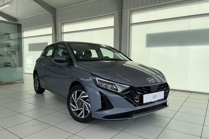 Blå Hyundai i20 fra 2024