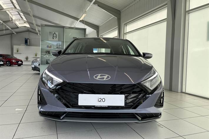 Blå Hyundai i20 fra 2024