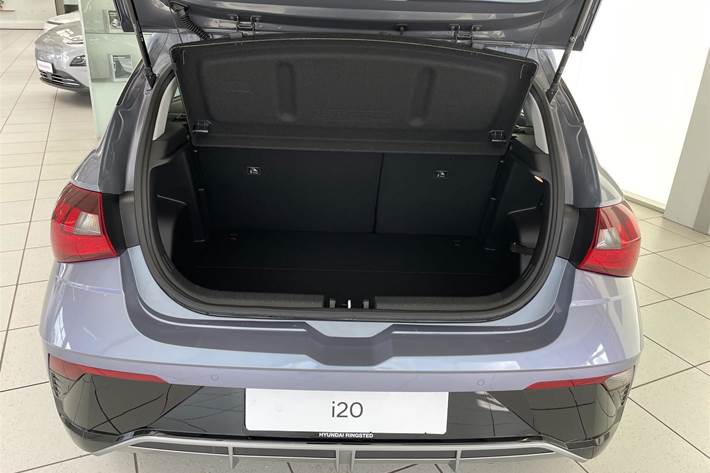 Blå Hyundai i20 fra 2024