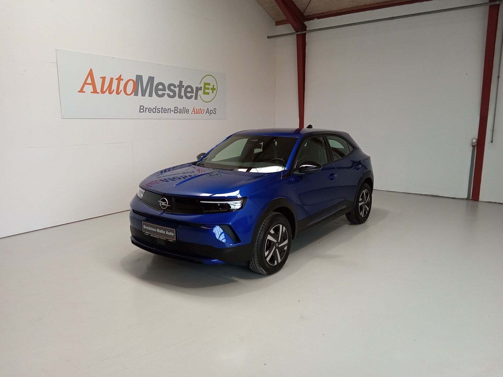 Blå Opel Mokka-e fra 2025