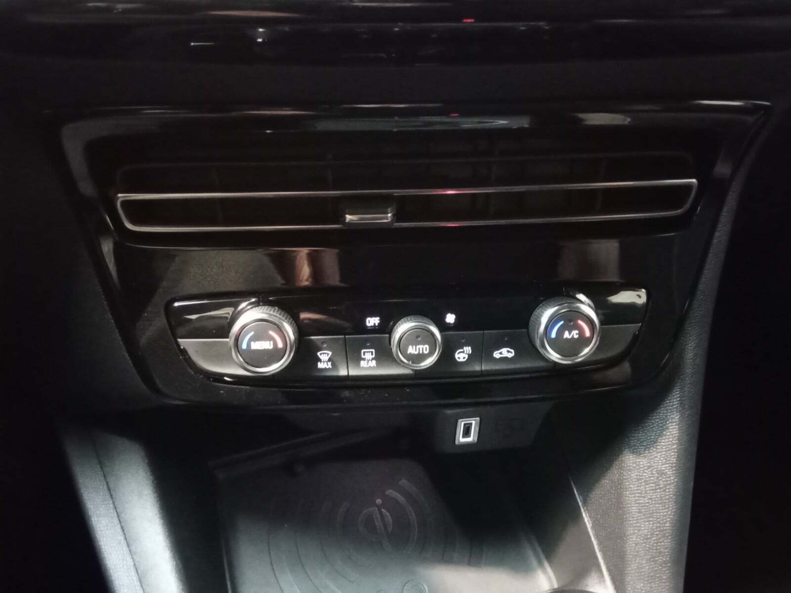 Blå Opel Mokka-e fra 2025