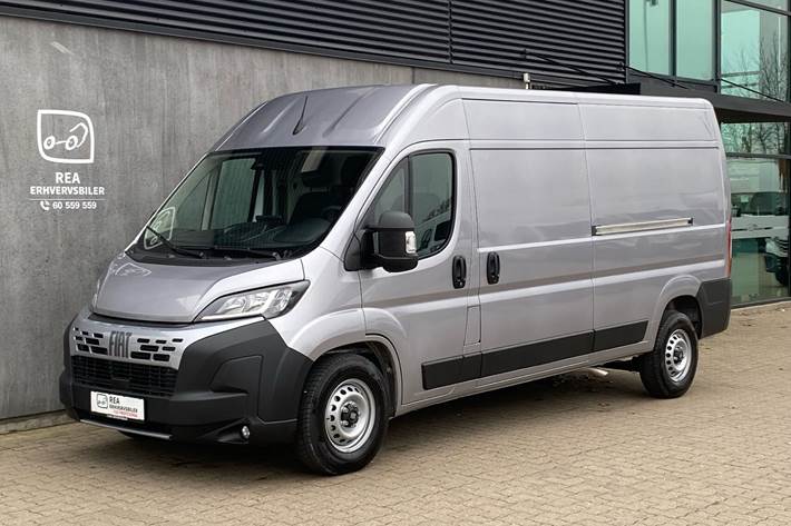 Grå Fiat Ducato fra 2027 set udefra