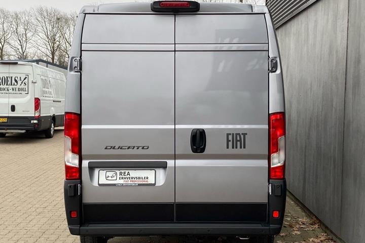Grå Fiat Ducato fra 2027 set udefra