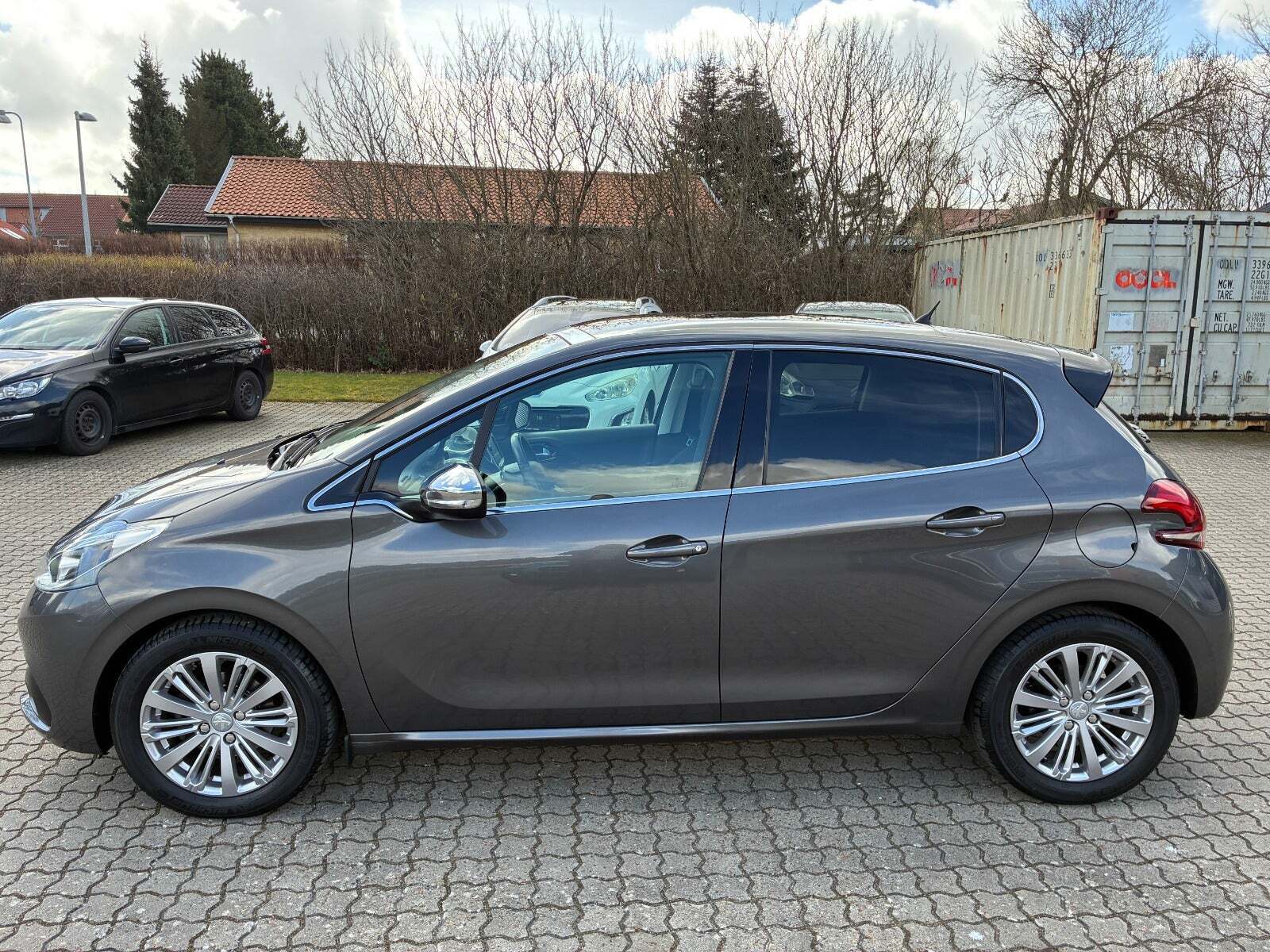 Grå Peugeot 208 fra 2018
