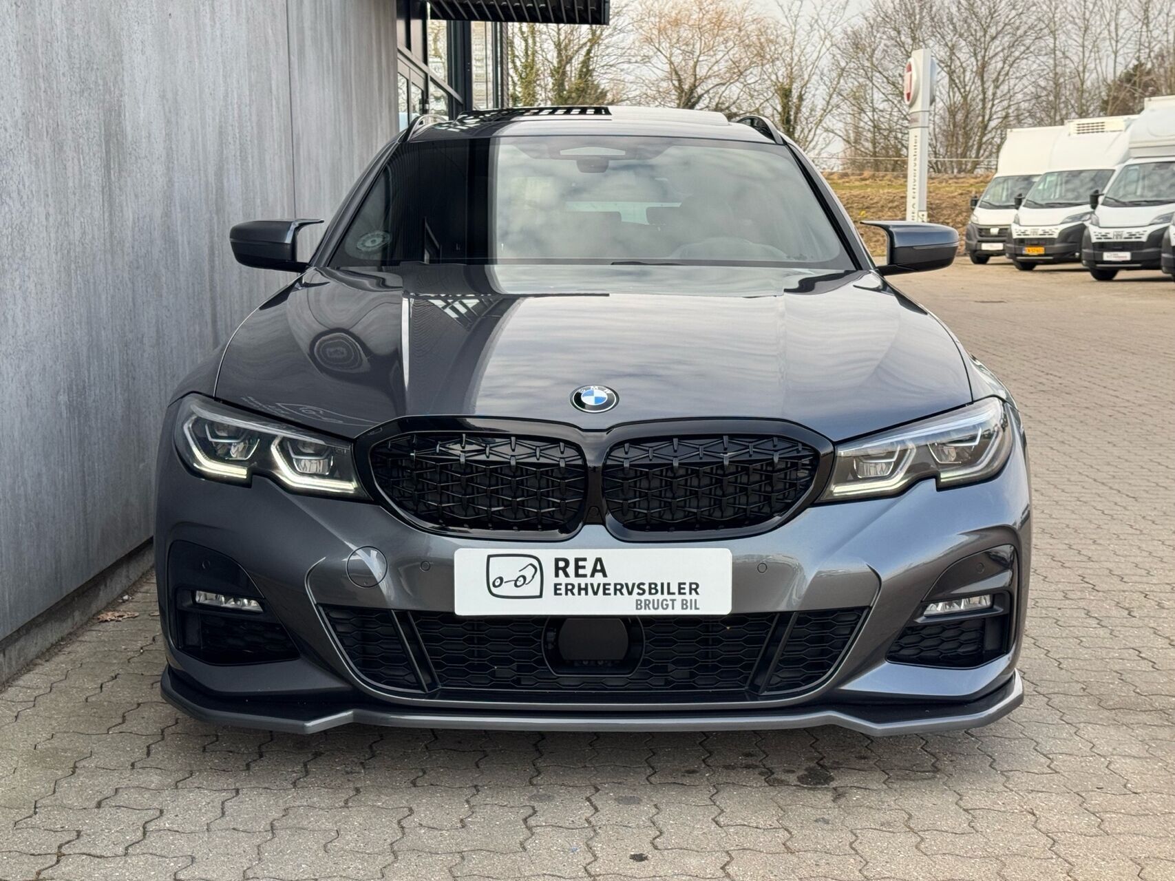Sort BMW 330e fra 2021
