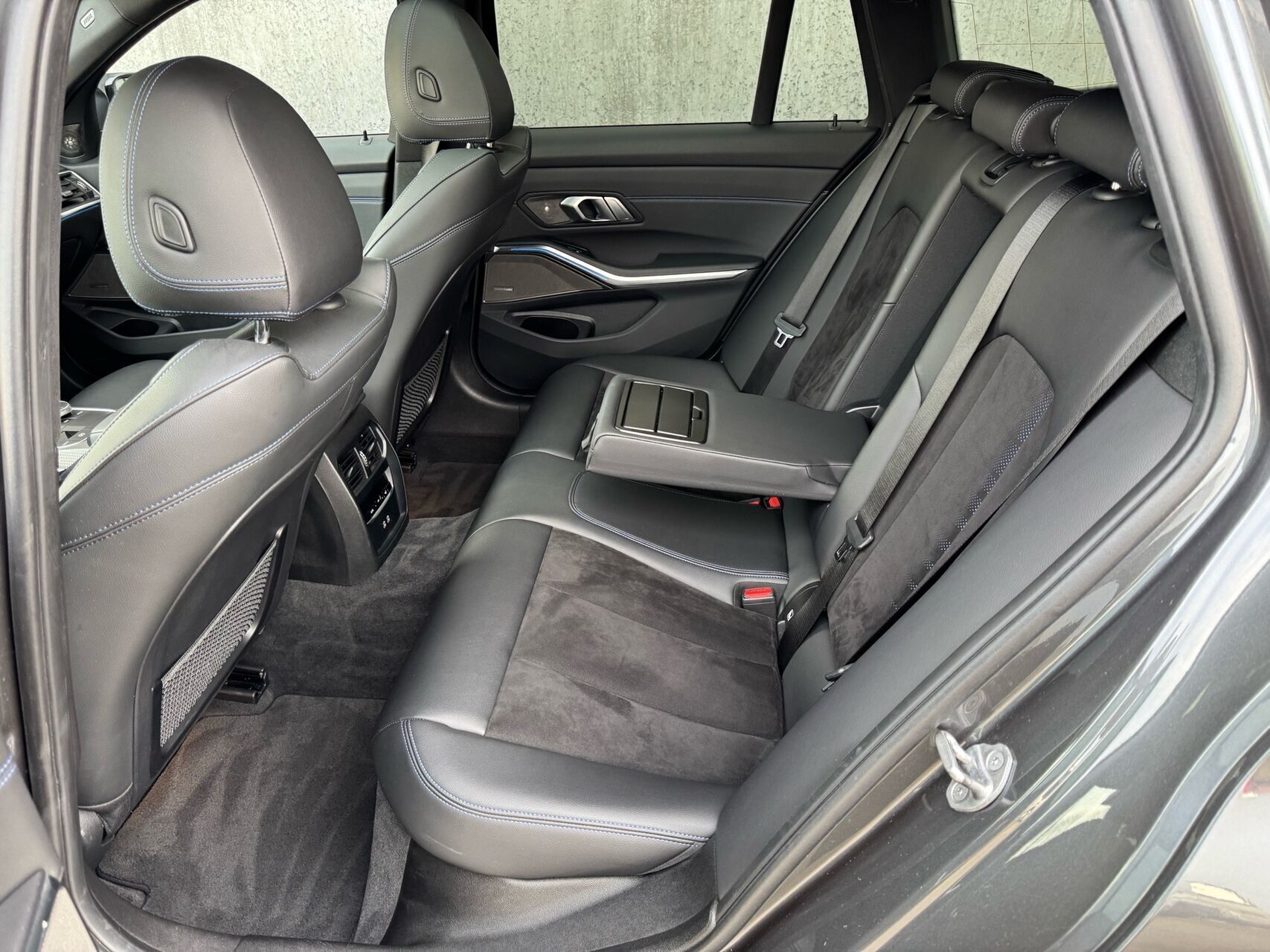 Sort BMW 330e fra 2021